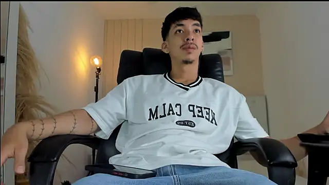 Snapshot of ISAAC_CRYSTON chatting on December 1, 2025, 8:42 pm ISAAC CRYSTON online show from December 1, 2025, 8:42 pm