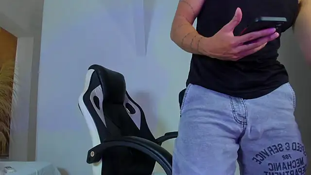 Snapshot of ISAAC_CRYSTON chatting on November 30, 2025, 9:26 pm ISAAC CRYSTON online show from November 30, 2025, 9:26 pm