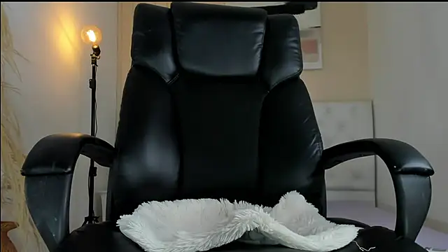 Snapshot of ISAAC_CRYSTON chatting on November 29, 2025, 8:53 pm ISAAC CRYSTON online show from November 29, 2025, 8:53 pm