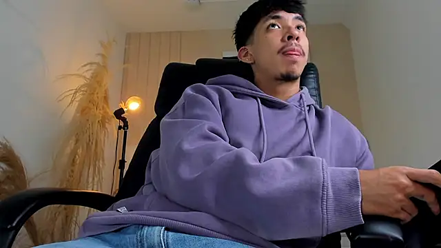 Snapshot of ISAAC_CRYSTON chatting on December 3, 2025, 7:46 pm ISAAC CRYSTON online show from December 3, 2025, 7:46 pm