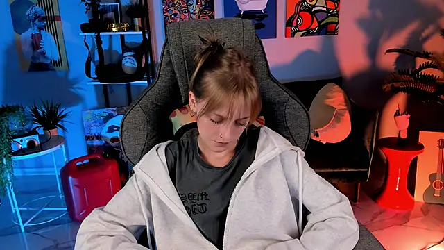 KiraMontoya online show from September 19, 2025, 5:39 pm