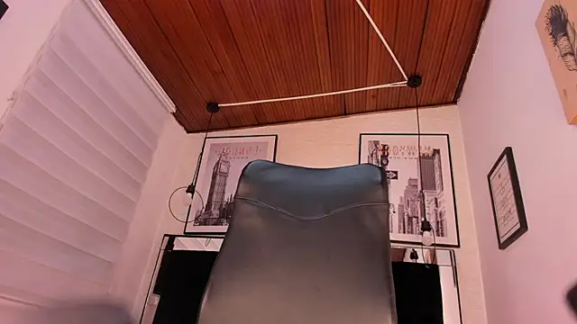 Snapshot of tylla_ chatting on December 4, 2025, 3:38 am tylla online show from December 4, 2025, 3:38 am