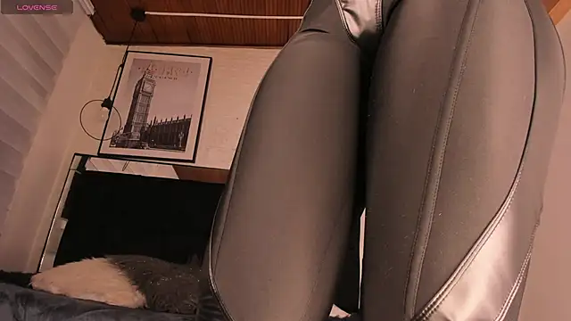 Snapshot of tylla_ chatting on November 15, 2025, 8:35 pm tylla online show from November 15, 2025, 8:35 pm