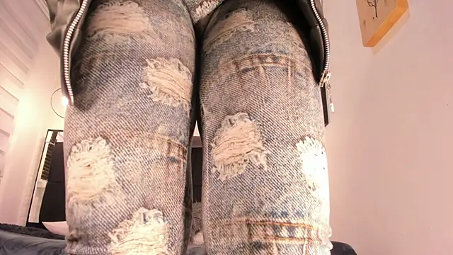 Snapshot of tylla_ chatting on November 21, 2025, 4:00 am tylla online show from November 21, 2025, 4:00 am