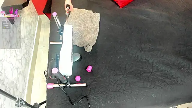 IVISBOUNCYASS online show from November 14, 2025, 12:20 pm