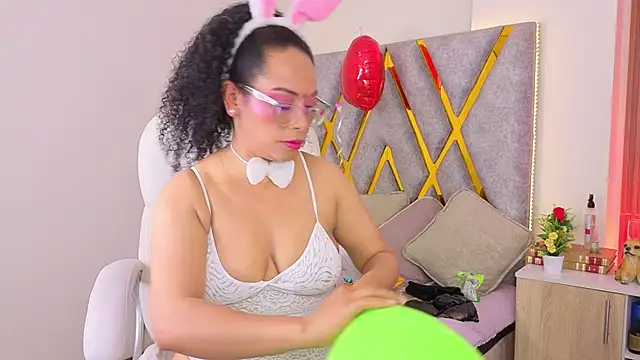 Cintiia Holmes online show from April 2, 2026, 10:49 pm