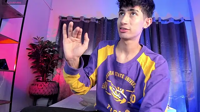 NovaaWheler online show from April 19, 2026, 8:44 pm