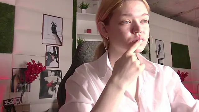 Snapshot of AdeleCartier chatting on March 6, 2025, 1:37 am AdeleCartier online show from March 6, 2025, 1:37 am