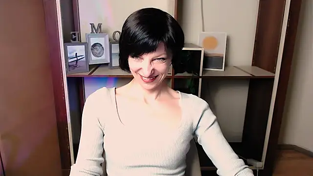 Snapshot of _AngeliaFlow_ chatting on December 20, 2025, 7:44 am AngeliaFlow online show from December 20, 2025, 7:44 am