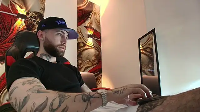 Luke davis01 online show from December 19, 2025, 1:02 pm