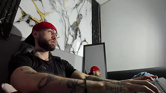 Luke davis01 online show from September 10, 2025, 1:21 pm