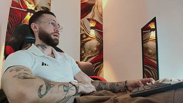 Luke davis01 online show from November 5, 2025, 1:14 pm