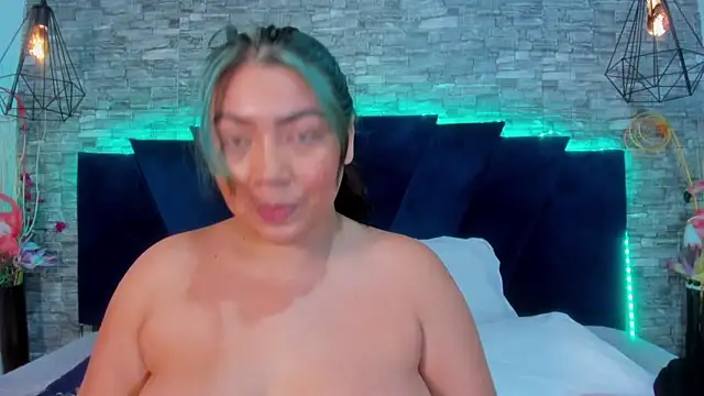 Sophia Brunett online show from April 17, 2026, 8:00 pm