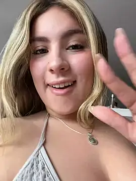 Snapshot of Cloee_Rainbow1 chatting on July 25, 2026, 1:28 pm Cloee Rainbow1 online show from July 25, 2026, 1:28 pm