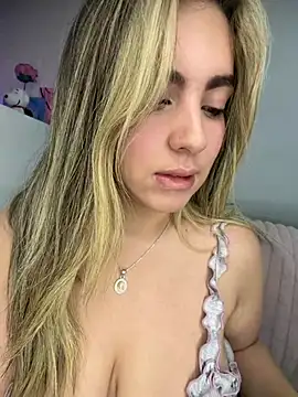 Snapshot of Cloee_Rainbow1 chatting on June 20, 2026, 2:49 am Cloee Rainbow1 online show from June 20, 2026, 2:49 am