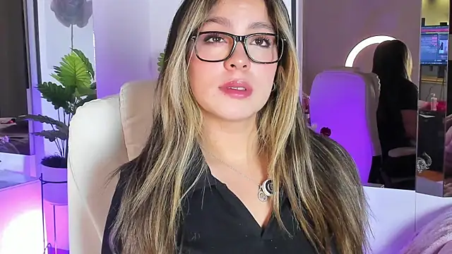 Snapshot of Cloee_Rainbow1 chatting on May 16, 2026, 11:53 am Cloee Rainbow1 online show from May 16, 2026, 11:53 am