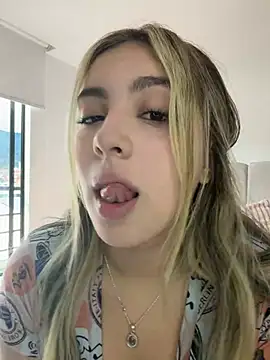 Snapshot of Cloee_Rainbow1 chatting on July 9, 2026, 1:21 pm Cloee Rainbow1 online show from July 9, 2026, 1:21 pm