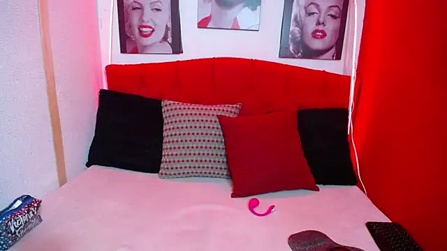 Snapshot of Tiana_Ebony18 chatting on October 9, 2025, 11:55 am Tiana Ebony18 online show from October 9, 2025, 11:55 am