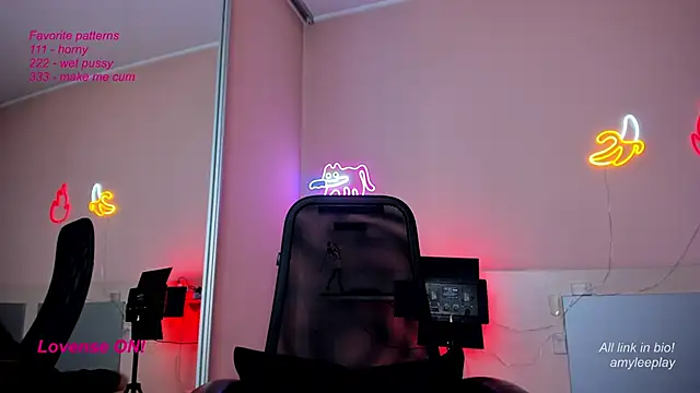 Snapshot of AmyLeeplay chatting on February 26, 2025, 7:32 pm AmyLeeplay online show from February 26, 2025, 7:32 pm