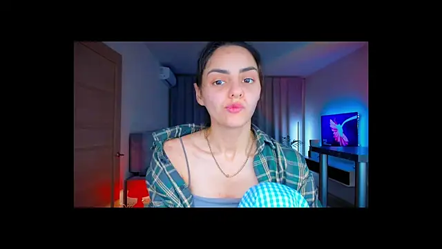 Snapshot of EmiliaZen chatting on February 10, 2026, 8:19 pm EmiliaZen online show from February 10, 2026, 8:19 pm