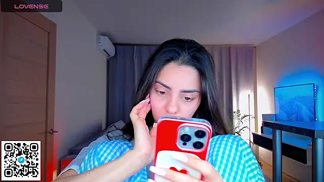 Snapshot of EmiliaZen chatting on February 9, 2026, 6:06 pm EmiliaZen online show from February 9, 2026, 6:06 pm