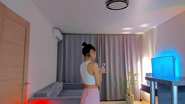 Snapshot of EmiliaZen chatting on February 13, 2026, 5:57 pm EmiliaZen online show from February 13, 2026, 5:57 pm