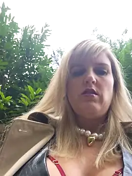 Snapshot of Sexybiene969 chatting on October 22, 2025, 2:05 pm Sexybiene969 online show from October 22, 2025, 2:05 pm