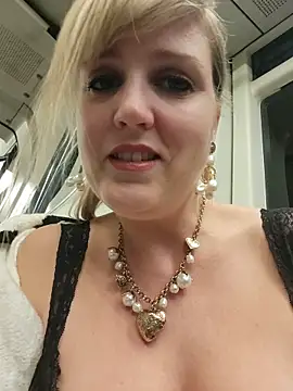 Snapshot of Sexybiene969 chatting on November 14, 2025, 4:10 pm Sexybiene969 online show from November 14, 2025, 4:10 pm