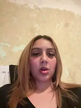 hotamanda01 online show from April 3, 2026, 5:52 pm