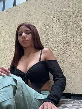 Snapshot of Laura-Khalifa chatting on February 24, 2025, 9:41 pm Laura-Khalifa online show from February 24, 2025, 9:41 pm