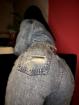 Snapshot of Laura-Khalifa chatting on September 12, 2025, 6:02 am Laura-Khalifa online show from September 12, 2025, 6:02 am