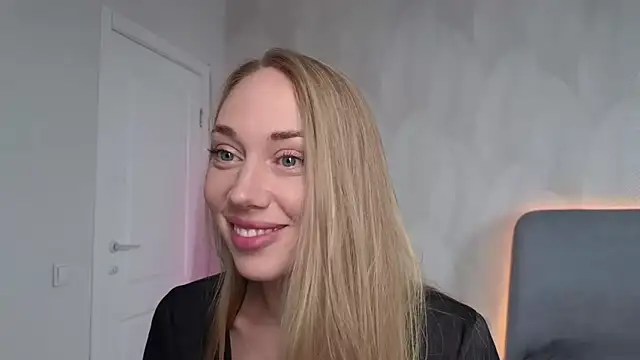 Snapshot of Engel_13 chatting on September 15, 2025, 9:43 am Engel 13 online show from September 15, 2025, 9:43 am