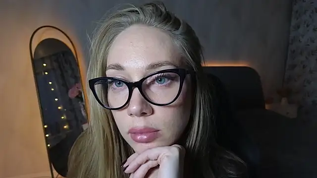 Snapshot of Engel_13 chatting on December 4, 2025, 1:32 pm Engel 13 online show from December 4, 2025, 1:32 pm