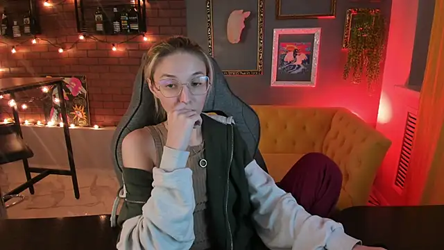 Snapshot of PhilippaAdamas chatting on September 8, 2025, 8:19 pm PhilippaAdamas online show from September 8, 2025, 8:19 pm