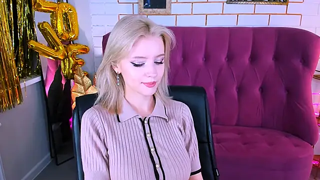 LeonaStane online show from September 18, 2025, 5:05 pm