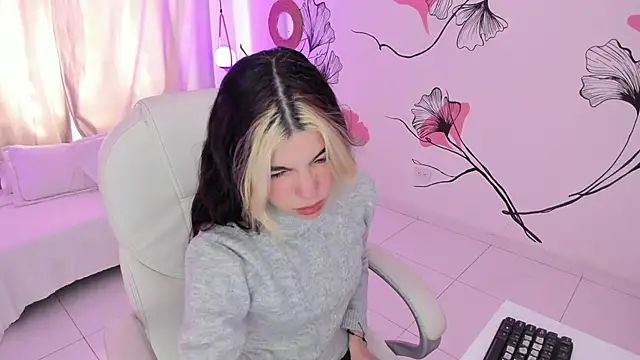 Snapshot of Isabela_Fiorelli chatting on October 5, 2025, 1:24 pm Isabela Fiorelli online show from October 5, 2025, 1:24 pm