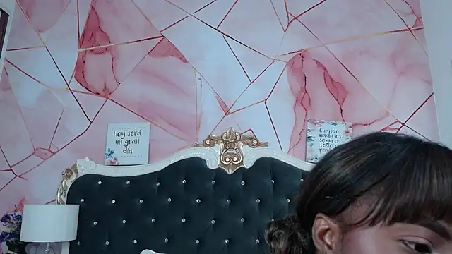 Snapshot of LindaBird chatting on November 8, 2025, 4:43 pm LindaBird online show from November 8, 2025, 4:43 pm