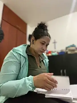 Snapshot of Carola-Ross chatting on February 4, 2026, 5:30 pm Carola-Ross online show from February 4, 2026, 5:30 pm