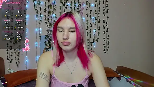 EvelinaLuu online show from November 21, 2025, 1:37 am