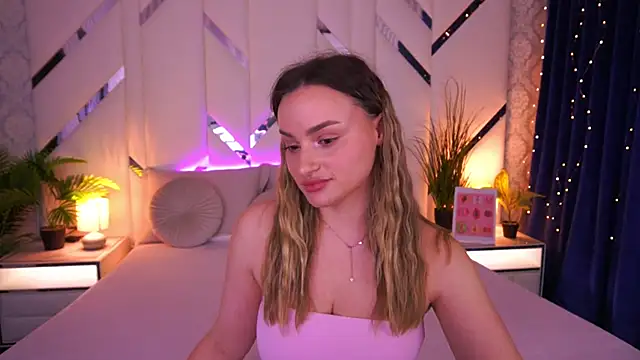 LindsieGreyy online show from February 12, 2026, 9:09 am