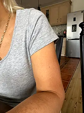 Snapshot of DeboraXporn chatting on October 17, 2025, 12:40 pm DeboraXporn online show from October 17, 2025, 12:40 pm