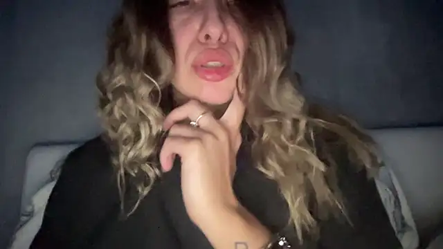 Snapshot of sarrah_rossy chatting on December 15, 2025, 9:42 pm sarrah rossy online show from December 15, 2025, 9:42 pm