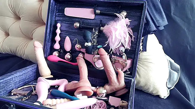 Chanel Noire online show from March 2, 2025, 4:36 pm