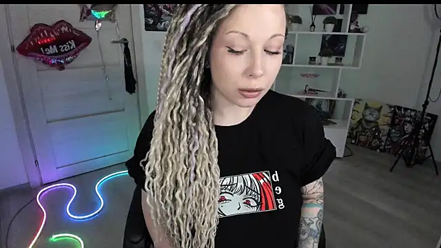 HoneySallyMoore online show from April 15, 2026, 8:20 pm