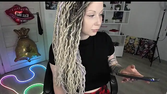Snapshot of HoneySallyMoore chatting on May 14, 2026, 1:13 am HoneySallyMoore online show from May 14, 2026, 1:13 am