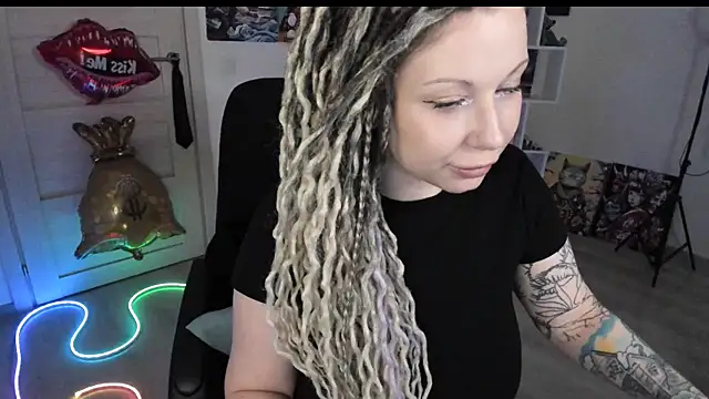 Snapshot of HoneySallyMoore chatting on May 12, 2026, 8:15 pm HoneySallyMoore online show from May 12, 2026, 8:15 pm
