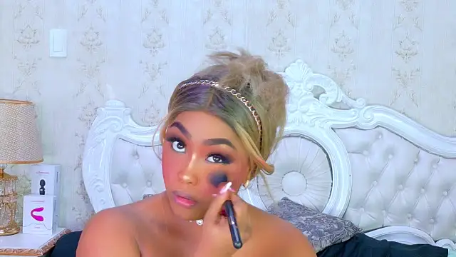 TianahGlow online show from November 14, 2025, 9:18 pm