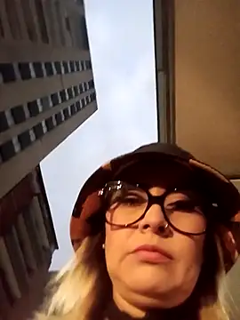 Snapshot of CandieGilson__ chatting on November 18, 2025, 10:40 am CandieGilson online show from November 18, 2025, 10:40 am