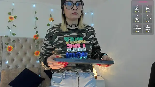 CandieGilson   online show from October 5, 2025, 3:25 pm