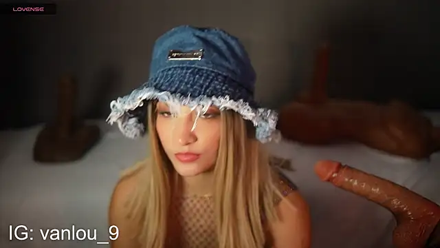 Snapshot of Vaniluu_9 chatting on November 19, 2025, 11:38 pm Vaniluu 9 online show from November 19, 2025, 11:38 pm